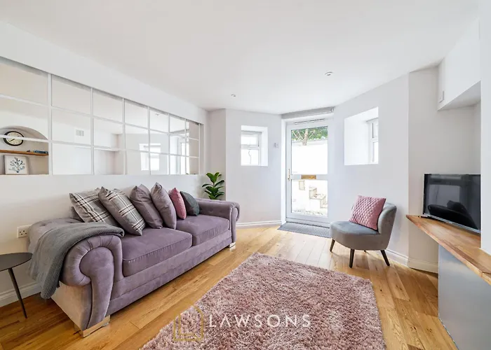 Modern Living By Lawsons With Free Parking