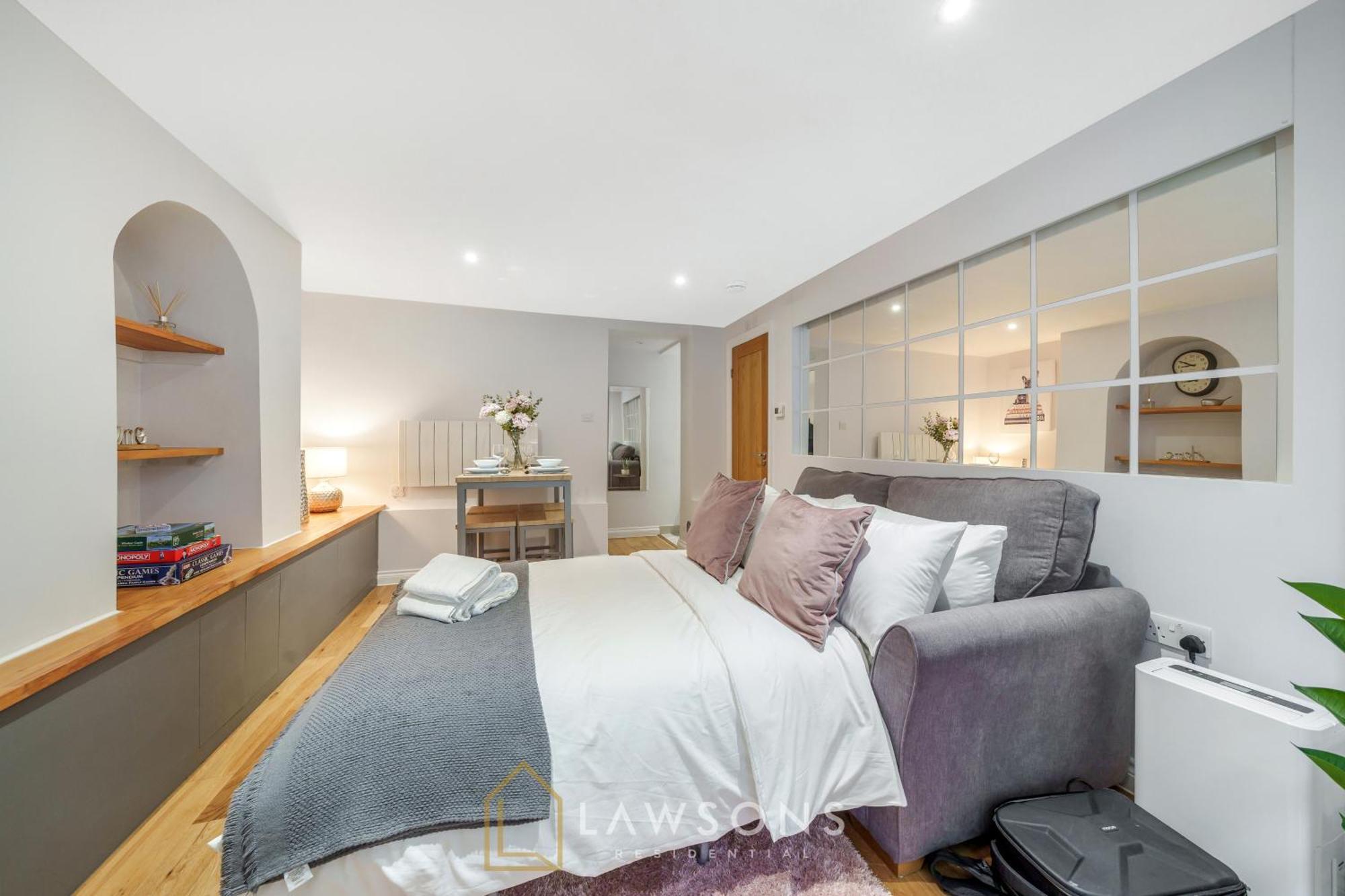 Modern Living By Lawsons With Parking *