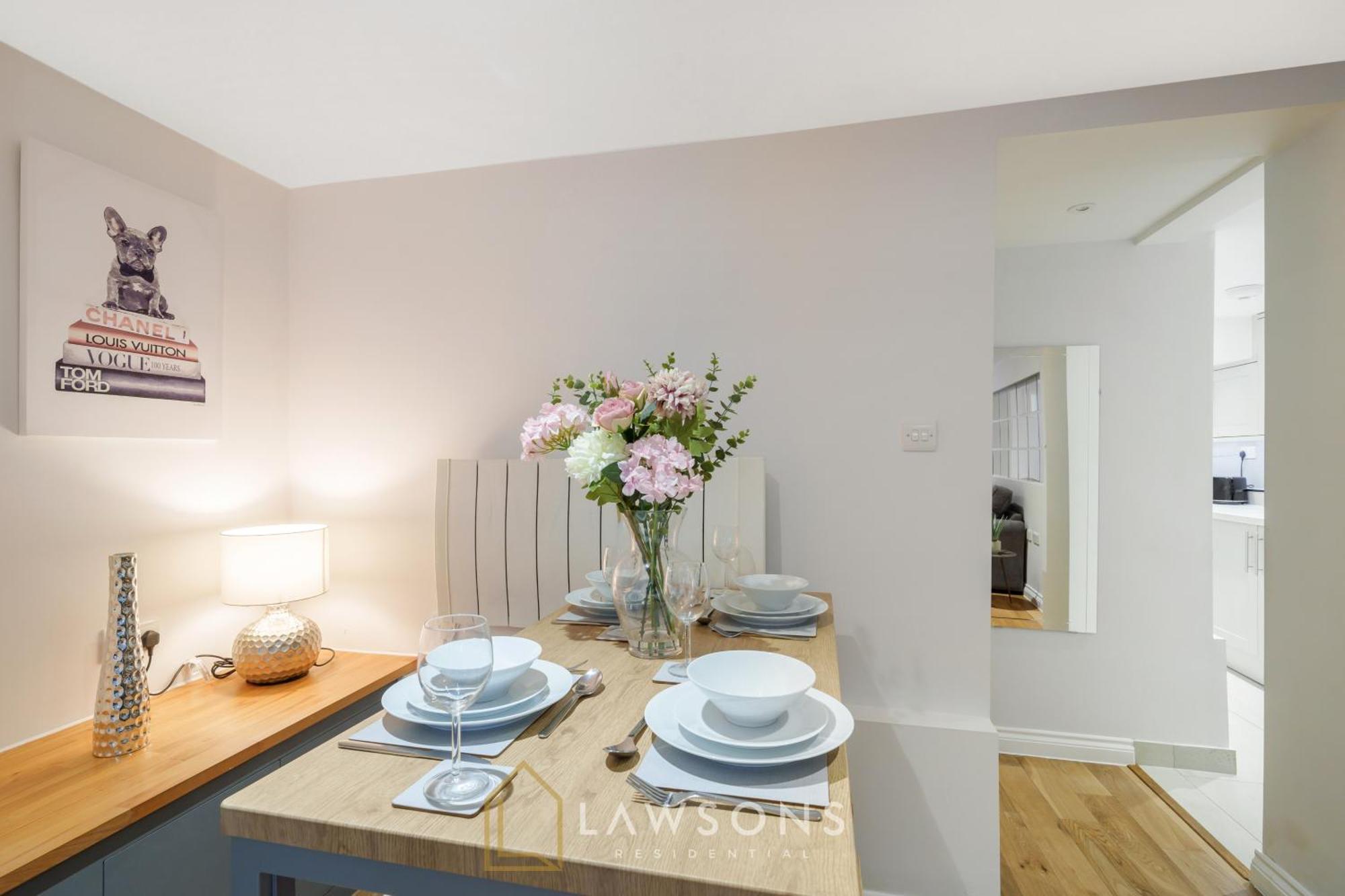 Modern Living By Lawsons With Parking *